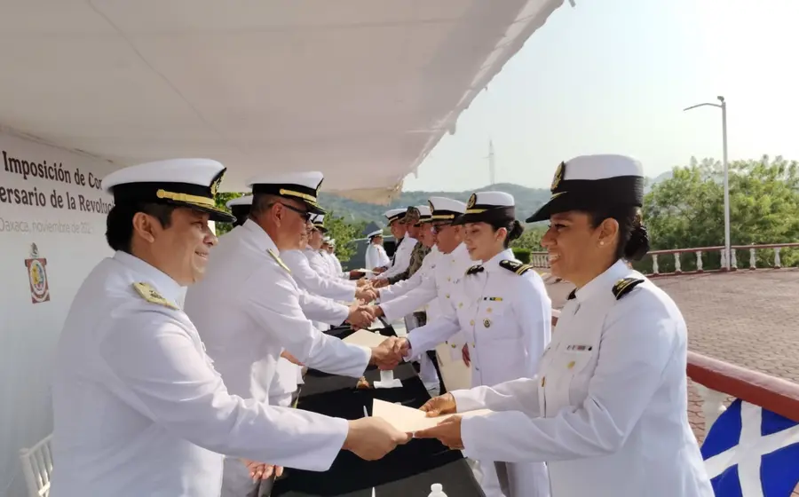 Personal de la Secretaría de Marina (Semar) recibe ascensos y condecoraciones durante una ceremonia oficial por su destacado servicio naval.