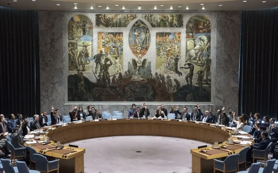 El Consejo de Seguridad de la ONU durante una sesión oficial, donde se debaten resoluciones como el levantamiento de sanciones internacionales.