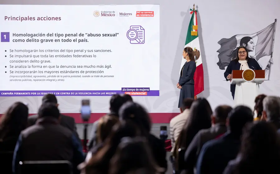 Claudia Sheinbaum anuncia la entrega de apoyos para la reconstrucción de viviendas a familias damnificadas por las recientes lluvias en la ciudad.