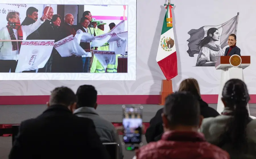 Claudia Sheinbaum durante la entrega de los trenes de pavimentación en el Estado de México, parte del Plan Integral del Oriente con inversión de 500 mdp.