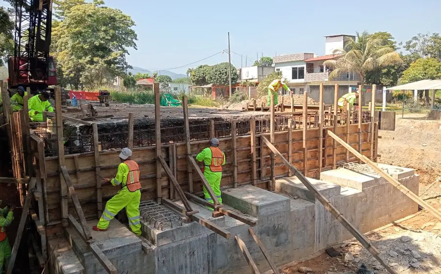 La obra se realiza en el tramo Tuxtepec–Valle Nacional de la carretera 175.