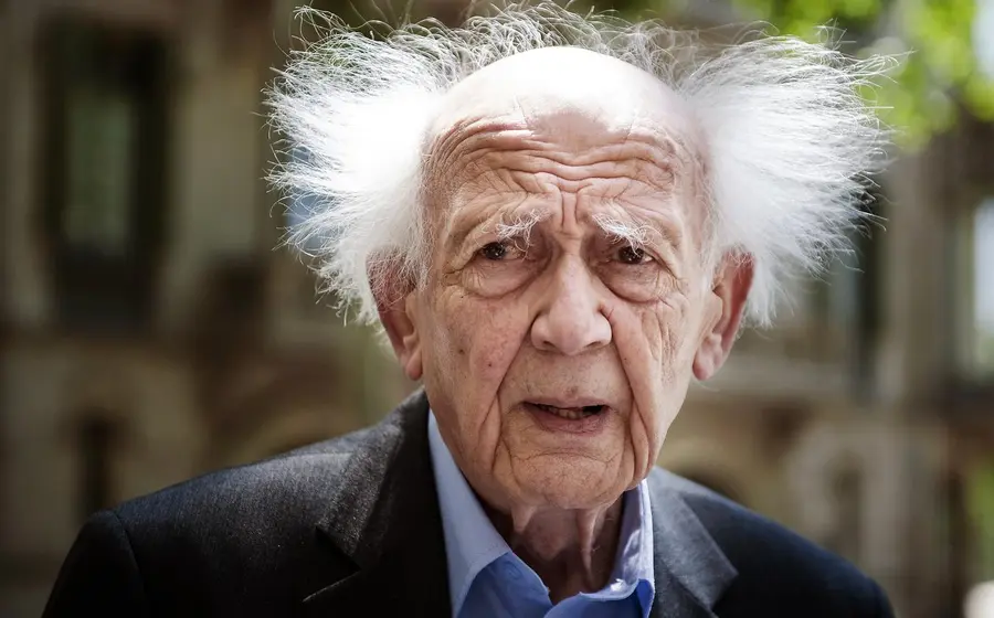 Un retrato del sociólogo y filósofo Zygmunt Bauman, cuyas ideas sobre la modernidad líquida exploran el concepto de la soledad contemporánea.