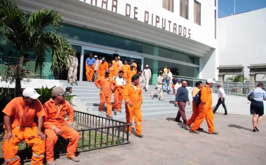 Un inspector de la STPS realiza una revisión en un centro de trabajo, como parte de las miles de supervisiones para garantizar condiciones laborales justas.