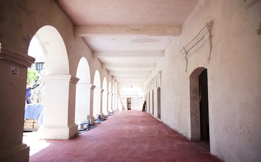 Autoridades municipales y académicas realizan un recorrido de supervisión para constatar el avance en la restauración del edificio de los Símbolos Patrios.