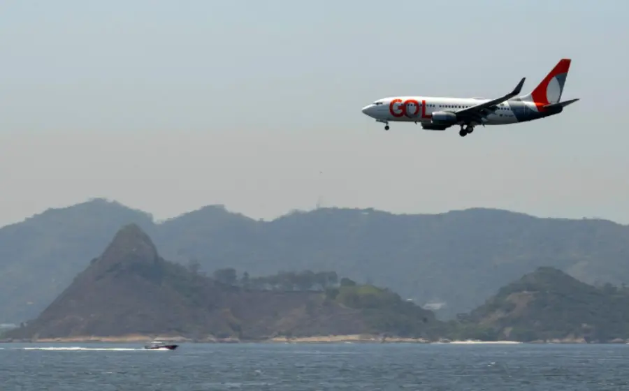Un avión de pasajeros en un aeropuerto, representando la suspensión de vuelos hacia Venezuela y el llamado de ALAV a los viajeros.