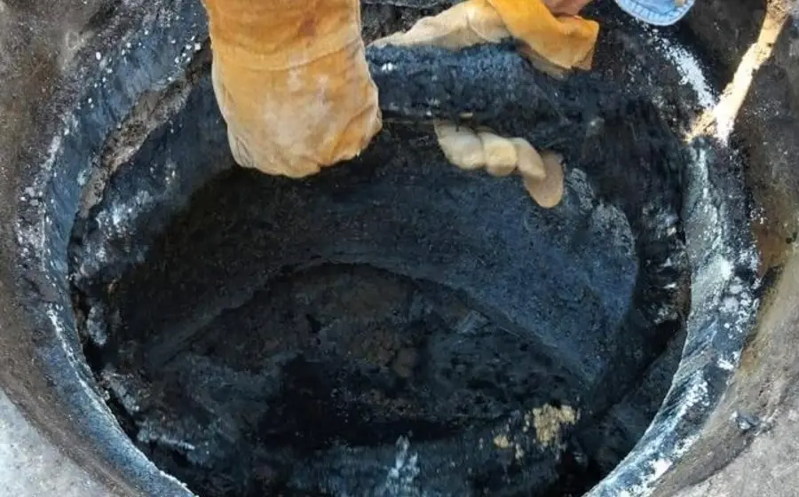 Aguas negras derramándose en una calle de Juchitán debido a un taponamiento en el drenaje causado por la acumulación de basura.