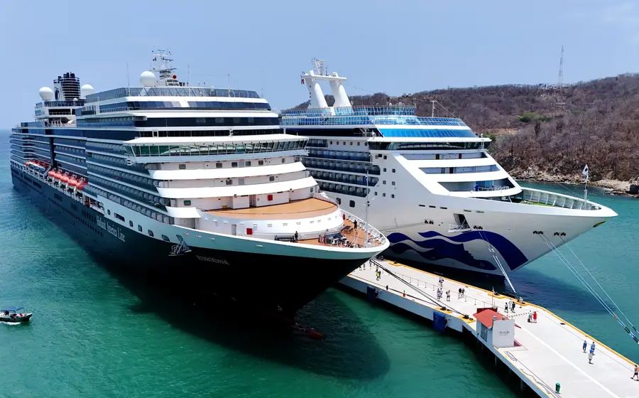 Un crucero turístico anclado en la bahía de Huatulco, que espera una derrama de más de 59 millones de pesos por la temporada 2025-2026.