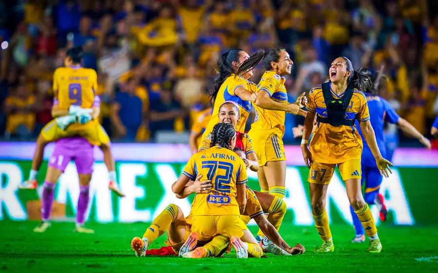 Las Amazonas de Tigres Femenil celebran la conquista de su séptimo campeonato de la Liga Mx Femenil en el estadio El Volcán.