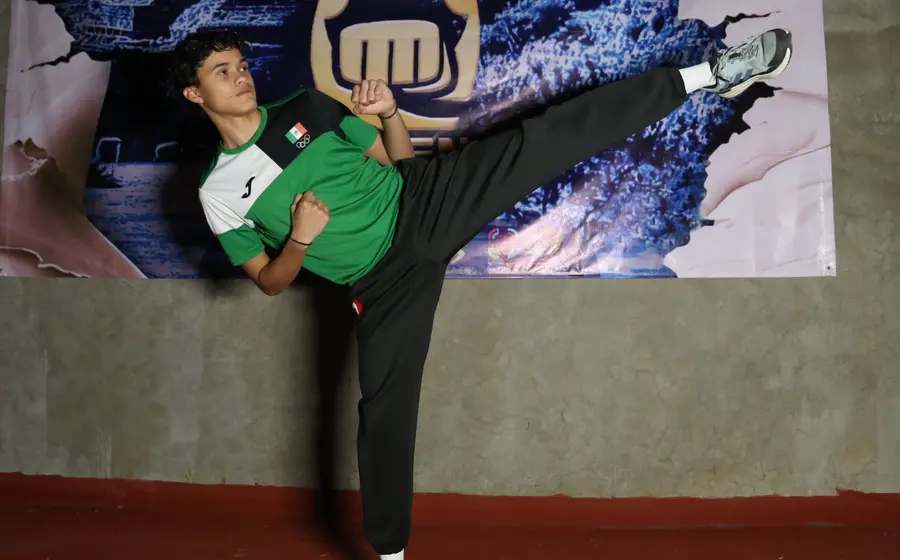 El karateca oaxaqueño Tomás Acosta, único medallista de oro en la Olimpiada Nacional 2025, posa para una fotografía con su presea.