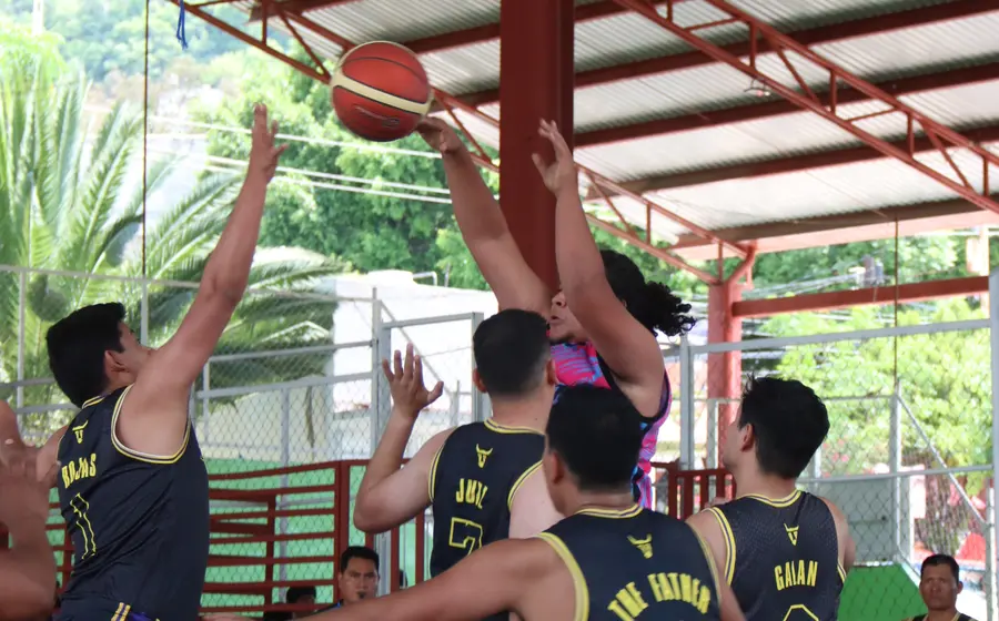 La comunidad de Santa Cecilia de Madero en San Juan Lalana Choapam se prepara para recibir a los basquetbolistas del torneo regional.