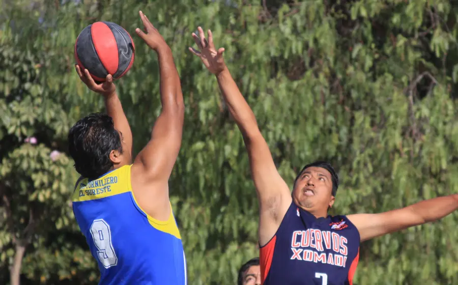 Cancha de basquetbol lista para el inicio del torneo regional, donde los equipos competirán por una bolsa de 95 mil pesos.