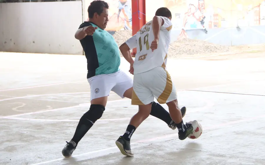 Jugadores compiten con intensidad durante un partido del torneo relámpago de baby fut que se realizará en San Juan del Río.