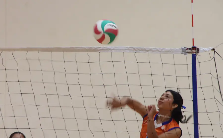 Equipos de voleibol femenil compiten en la cancha durante el torneo relámpago celebrado por la festividad anual en Santa Gertrudis.