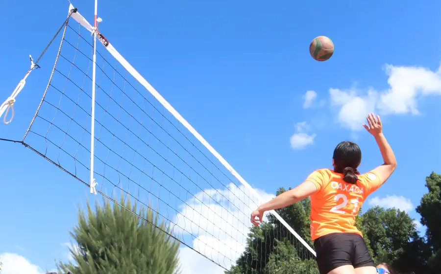 Jugadores compiten en el Torneo Relámpago de Voleibol Mixto, un evento deportivo que repartirá una bolsa de 24 mil pesos en premios.