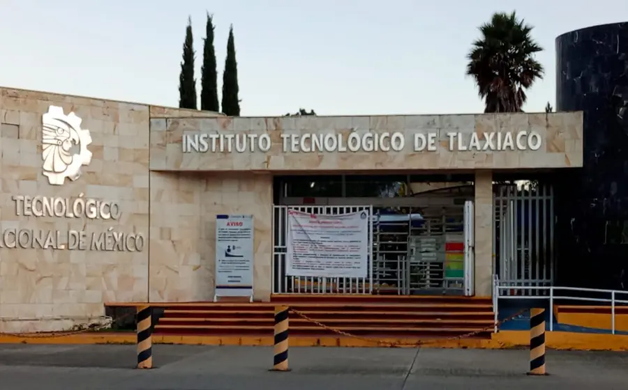 Trabajadores sindicalizados del Tecnológico de Tlaxiaco se manifiestan para denunciar acoso laboral y abandono por parte de la dirección del plantel.