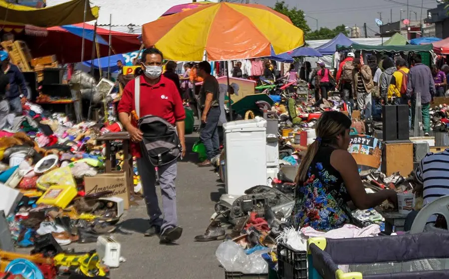 Una escena de trabajo informal en México, donde millones de personas laboran sin acceso a seguridad social ni prestaciones de ley.