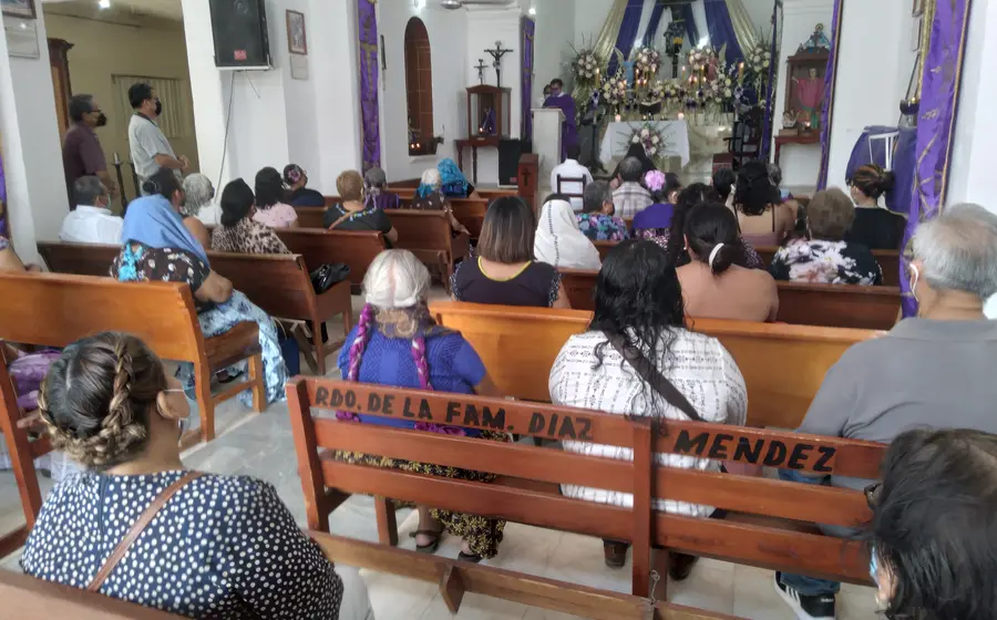 Imagen de la celebración religiosa del Día del Shuana en Tehuantepec, una tradición en honor a la Virgen de la Soledad.