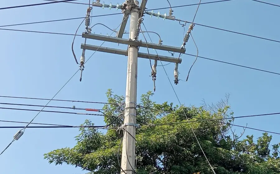 Un transformador de la CFE sobrecargado, identificado como la causa de las fallas eléctricas y los constantes apagones que afectan a los habitantes de Juchitán.