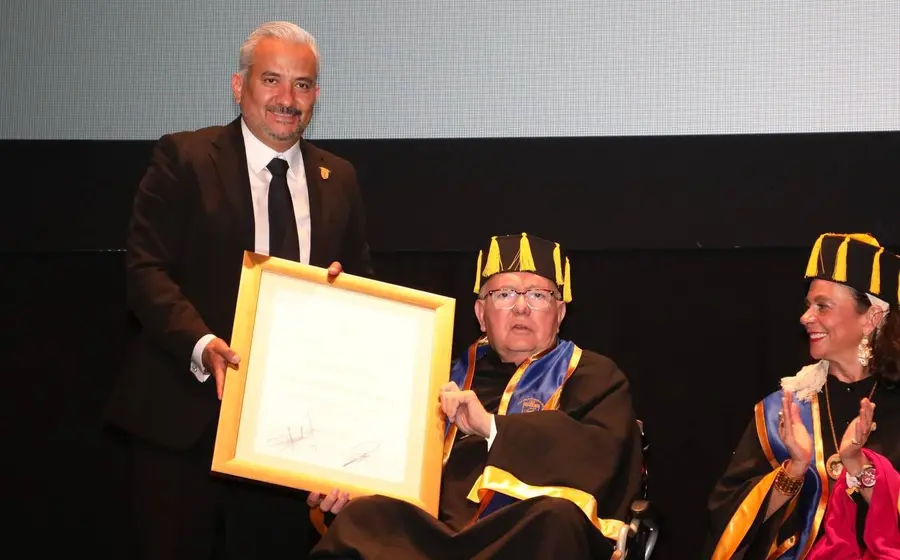 David Colmenares Páramo, Auditor Superior de la Federación, recibe el Doctorado Honoris Causa que le otorgó la UABJO en honor a su trayectoria.