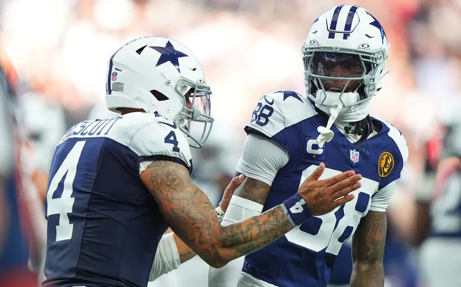 Los Vaqueros de Dallas en una jugada que demuestra su gran poder ofensivo, ilusionando a sus seguidores con su desempeño en el campo.