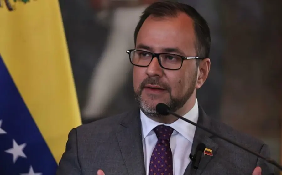 El gobierno de Venezuela en Caracas denuncia a Washington por su intento de controlar los recursos petroleros del país sudamericano.