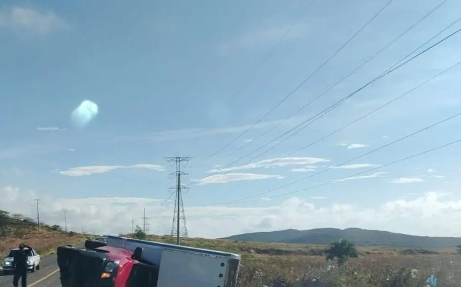 Un vehículo de motor yace volcado a un costado de la carretera en el Istmo, como consecuencia de los fuertes vientos huracanados registrados este martes.