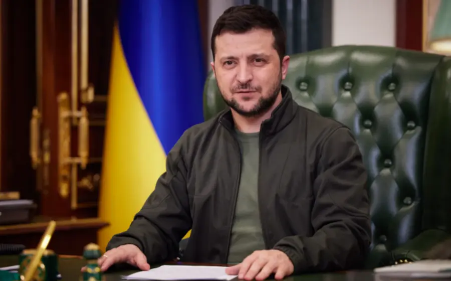 Una fotografía del presidente de Ucrania, Volodymyr Zelensky, figura central del análisis del artículo titulado 'Bajo la lupa'.
