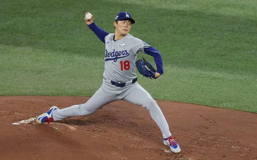 El lanzador japonés Yoshinobu Yamamoto celebra tras ganar el sexto juego, con el que los Dodgers empataron la Serie Mundial 2025.