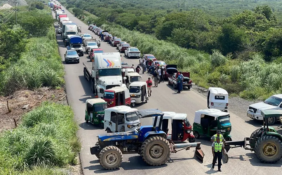 Con camionetas y tractores, los sorgueros cortaron la circulación.