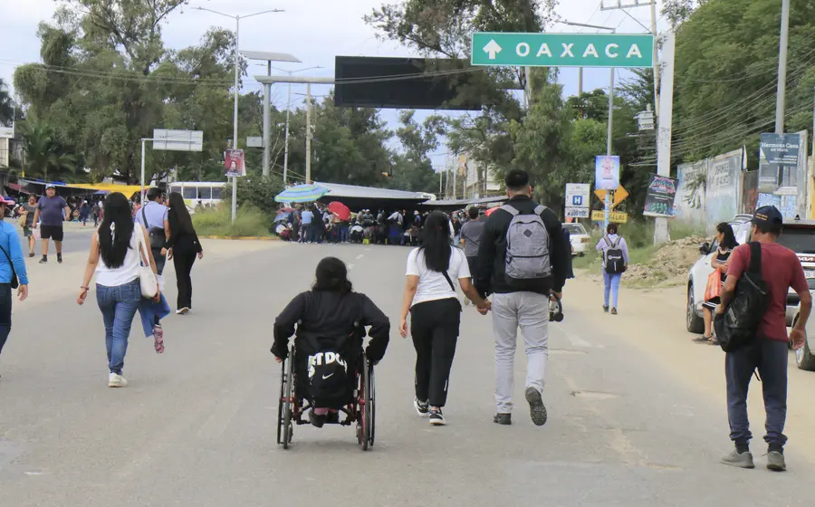 El bloqueo del crucero del aeropuerto complicó la entrada a la ciudad.