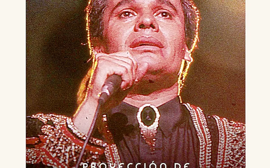 Esta nueva proyección en el Zócalo capitalino se realizará dentro de las actividades del estreno del serial, a casi una década de la muerte de Juan Gabriel. Foto Cartel promocional