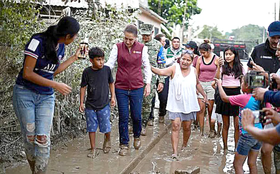  El 17 de octubre, la mandataria federal visitó los municipios de Álamo y Tempoal, Veracruz, donde encabezó los trabajos de limpieza y apoyo a la población. Foto: Presidencia de México