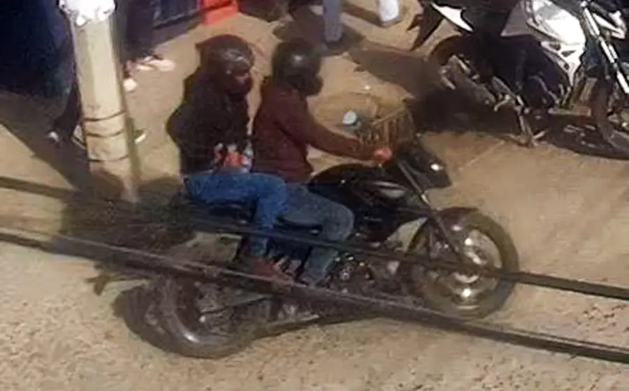 Más de un millón de pesos se llevaron dos sujetos que a bordo de una motocicleta.