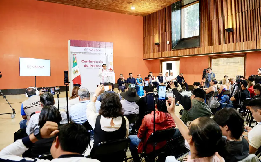 Con estos trabajos viene la segunda etapa en obras primavera del Tache al Bache, donde se atenderán calles de las agencias de Guadalupe Victoria, San Martín Mexicapan, Viguera, Candiani y Santa Rosa Panzacola que se verán beneficiadas con pavimentación y bacheo. ## Foto: Cortesía