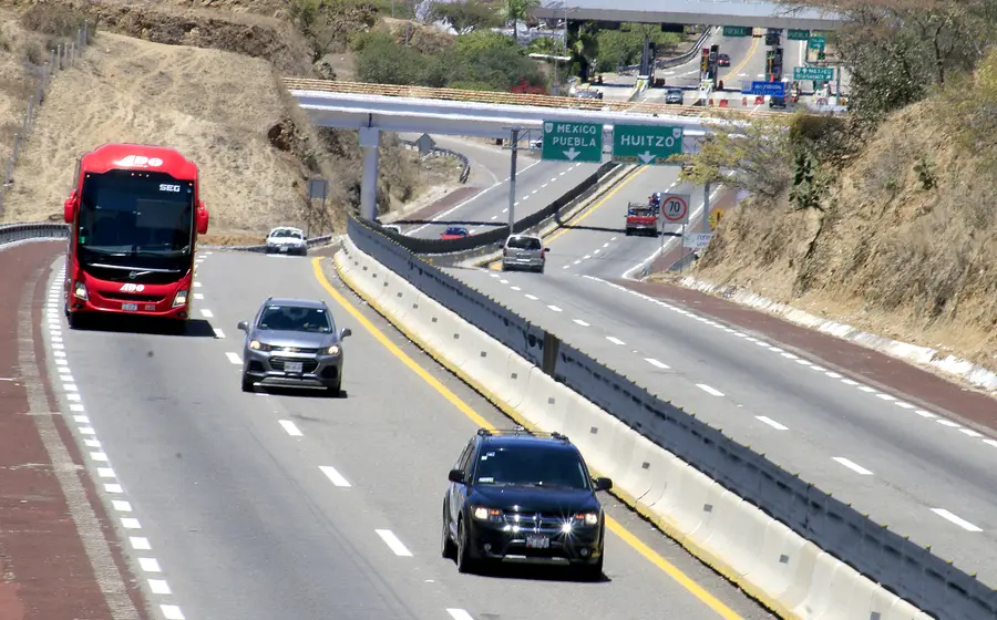 La supercarretera Cuacnopalan-Oaxaca es un acceso principal para visitantes y transportistas. 