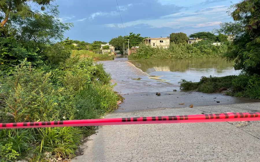 El agua del río anegó calles y avenidas de las secciones quinta, séptima y novena.