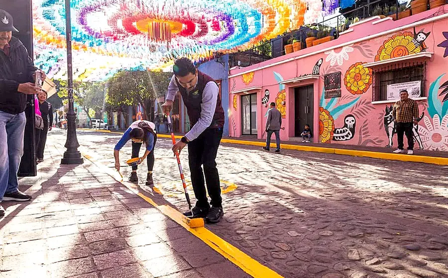 El presidente municipal reconoció el esfuerzo colectivo de las y los jalatlaqueños por mantener viva la identidad y el valor histórico del barrio.