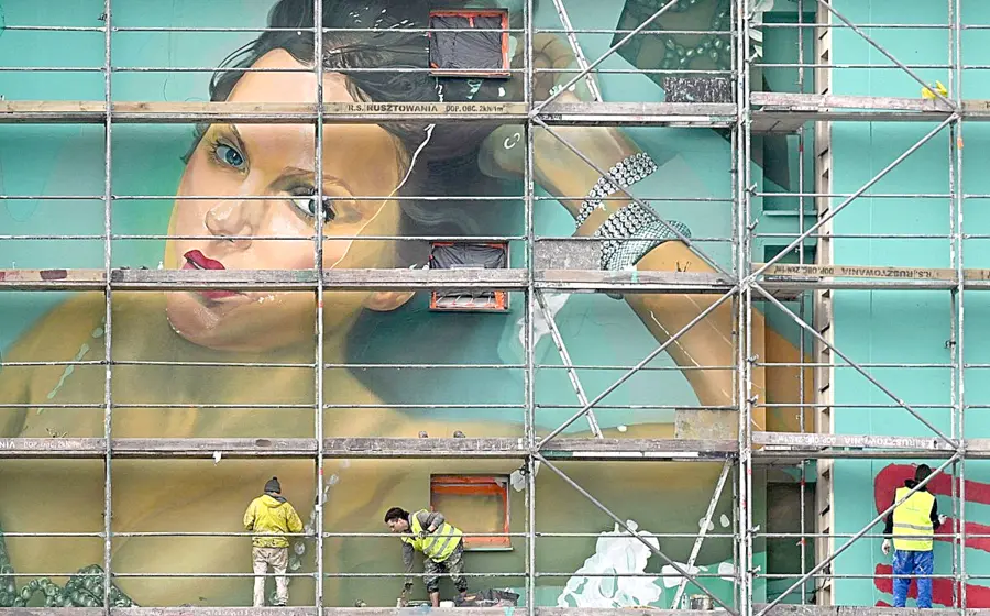 Mural promocional de Taylor Swift en Varsovia, Polonia. Foto: AFP