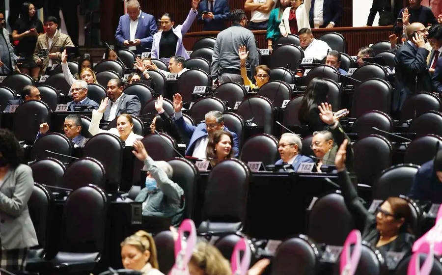 Legisladores emiten su voto durante la de este 07 de octubre de 2025 en la Cámara de Diputados.