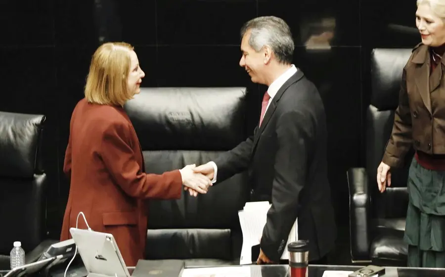 Laura Iztel Castillo, presidenta de la mesa directiva, y Édgar Amador Zamora, secretario de Hacienda se saludan previo a la comparencia del funcionario federal ante el Senado.
