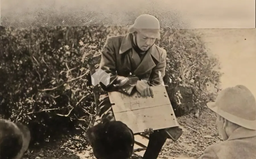 El poeta pastor, con un casco del Ejército del Frente Popular, dando clases a soldados en el frente de combate. Foto: I-Letrado