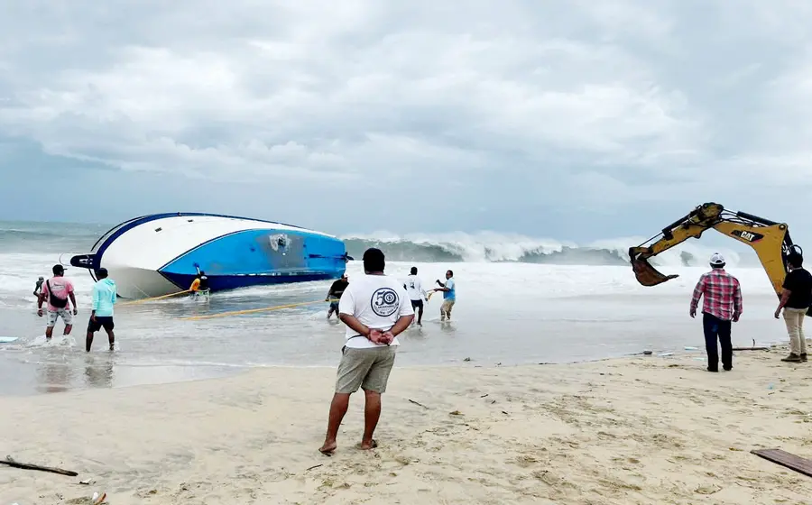 Pobladores participaron en el rescate de las pertenencias de los tripulantes del yate.