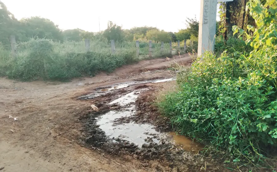 Vecinos señalaron que la red de distribución se encuentra dañada.