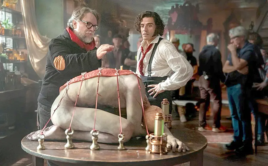 El director Guillermo del Toro, a la izquierda, y el actor Oscar Isaac en el set de 'Frankenstein'. Foto: Netflix/AP