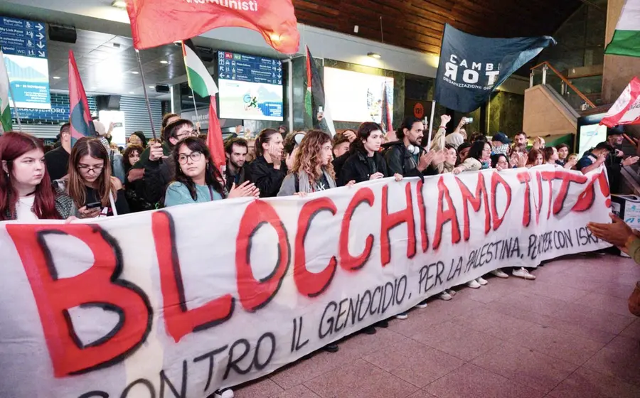 Manifestantes propalestinos se congregan en la estación de tren Milano Cardorna para protestar contra la interceptación de la Flotilla Global Sumud por parte del ejército israelí. ## Foto: La Jornada