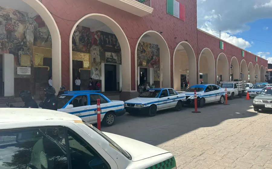 Taxistas adheridos a LUBHIZA se ubicaron afuera del Palacio Municipal.
