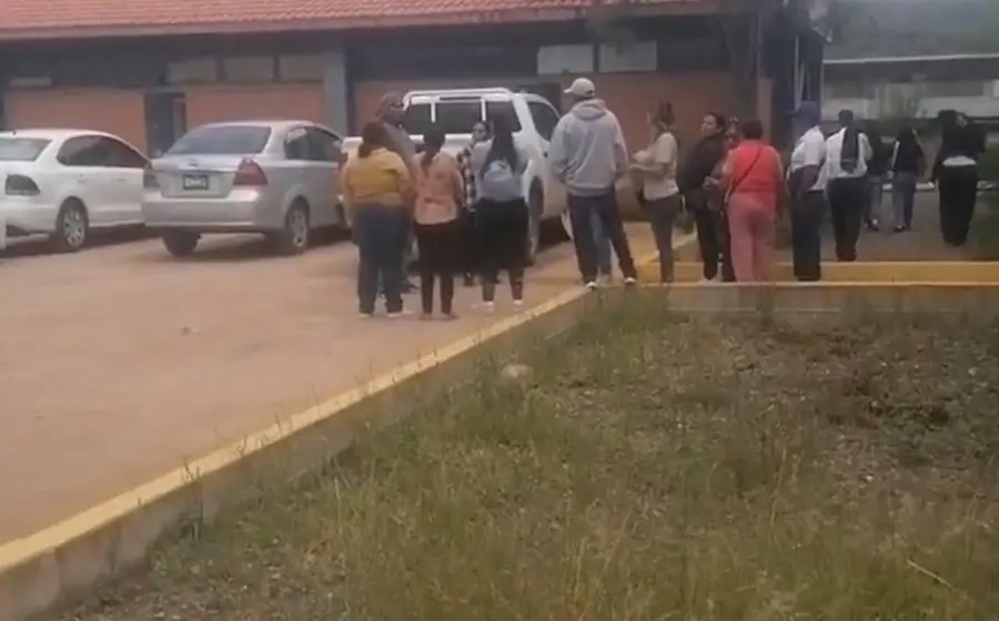 Padres de familia acudieron a la Vicefiscalía de Justicia en la Mixteca para interponer las denuncias.