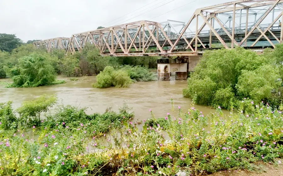 Protección civil local mantiene un constante monitoreo en el nivel del rio para evitar posibles riesgos por inundaciones.