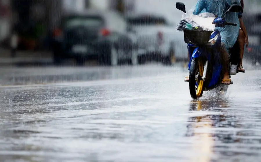 Los motociclistas también requieren tomar precauciones adicionales como utilizar siempre casco certificado, chaleco reflejante, guantes y botas, así como evitar transitar en charcos o corrientes de agua. 