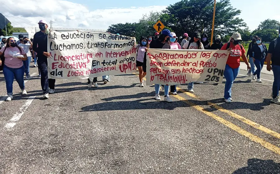 Los manifestantes hicieron públicas sus demandas a través de lonas.